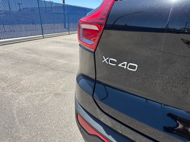 2025 Volvo XC40 Core photo 2