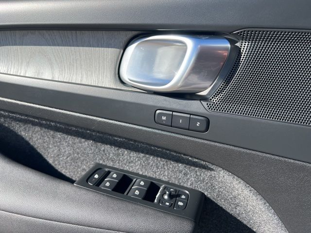 2025 Volvo XC40 Core - Photo 23