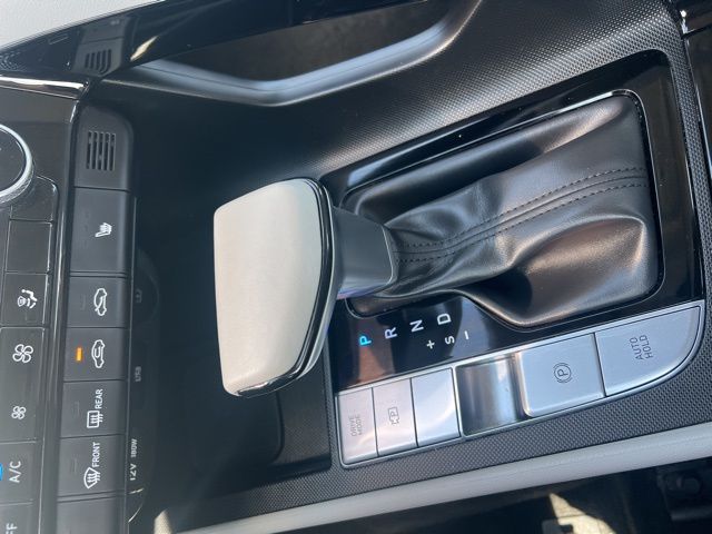 2025 Hyundai Elantra Limited - Photo 17