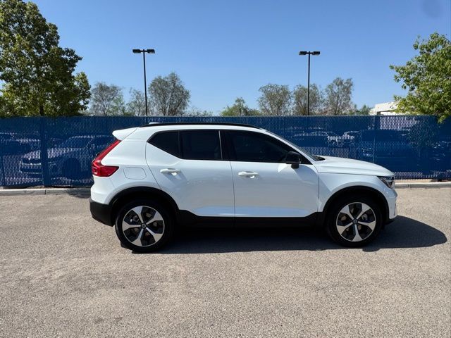 2025 Volvo XC40 Plus photo 2