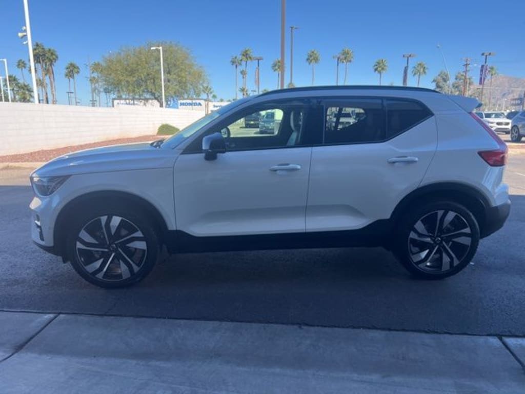 New 2025 Volvo XC40 B5 Ultra Dark Theme SUV