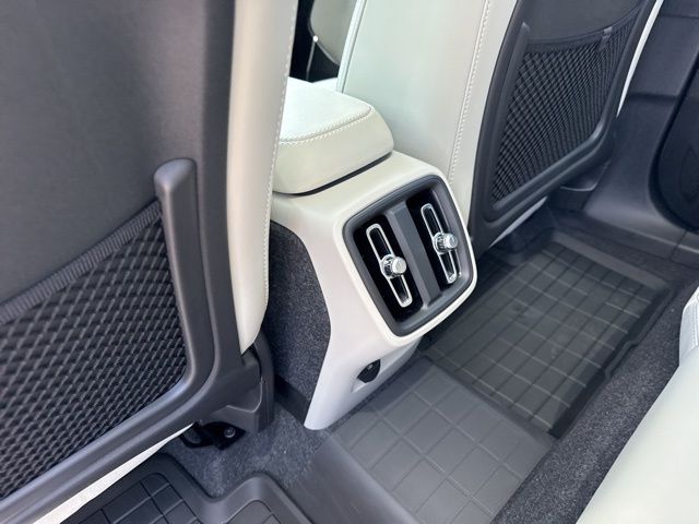 2026 Volvo XC40 Plus - Photo 23