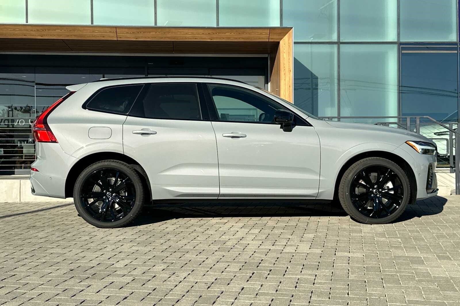 2026 Volvo XC60 B5 Black Edition photo 2