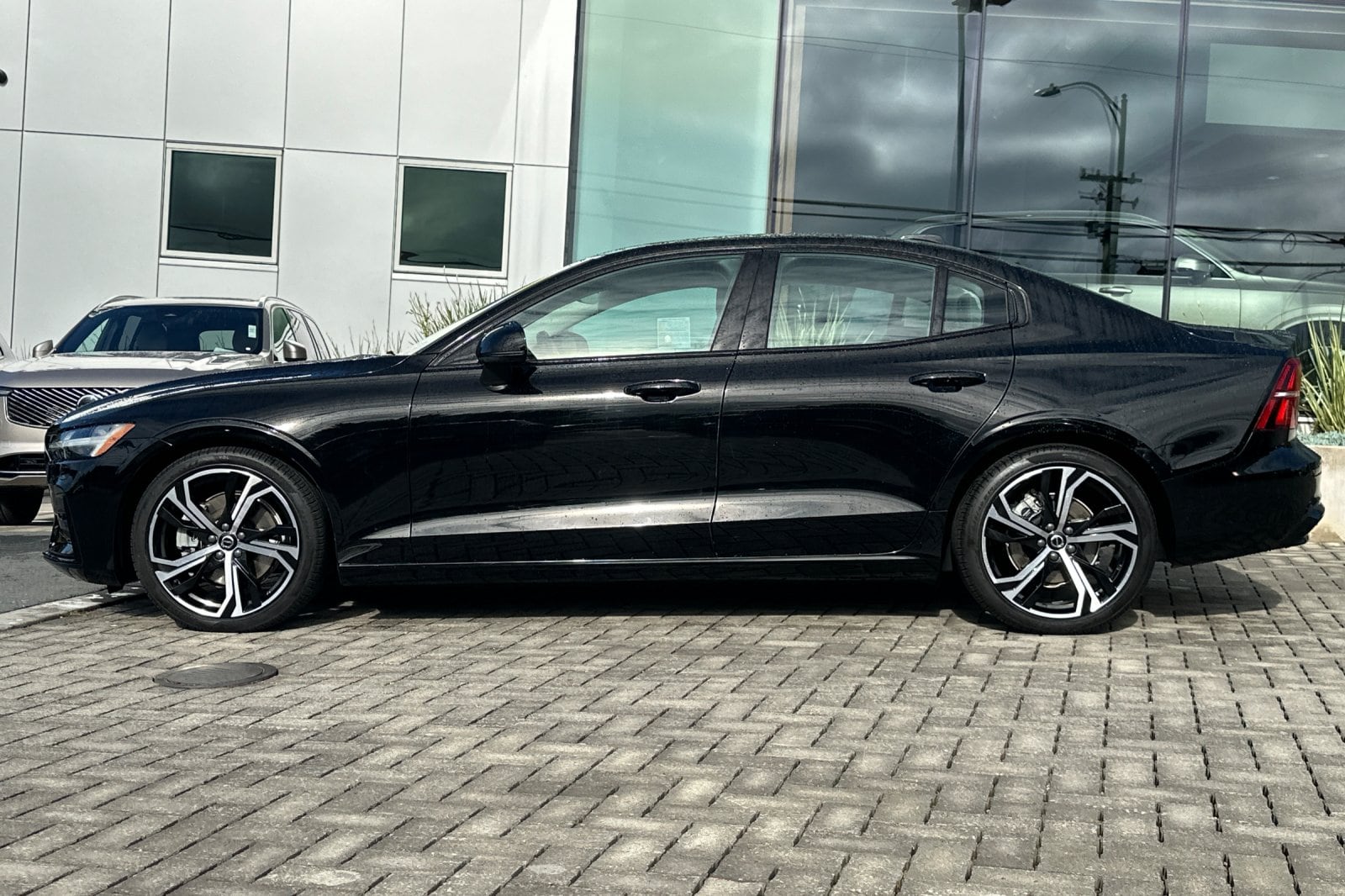 2023 Volvo S60 B5 AWD Core Dark photo 6