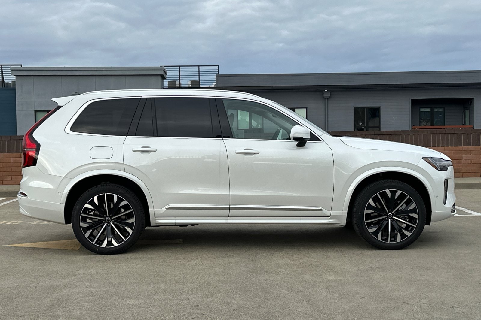 2025 Volvo XC90 plug-in hybrid T8 (2025.5) Plus 7-Seater photo 2