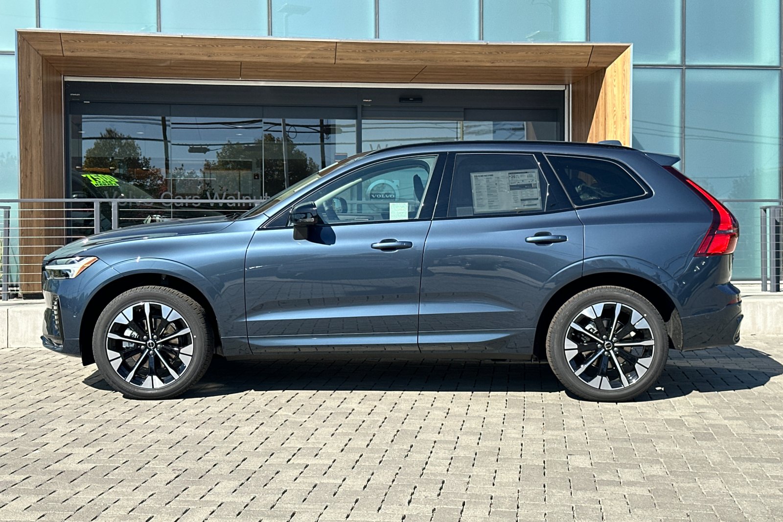 2026 Volvo XC60 Plus - Photo 7