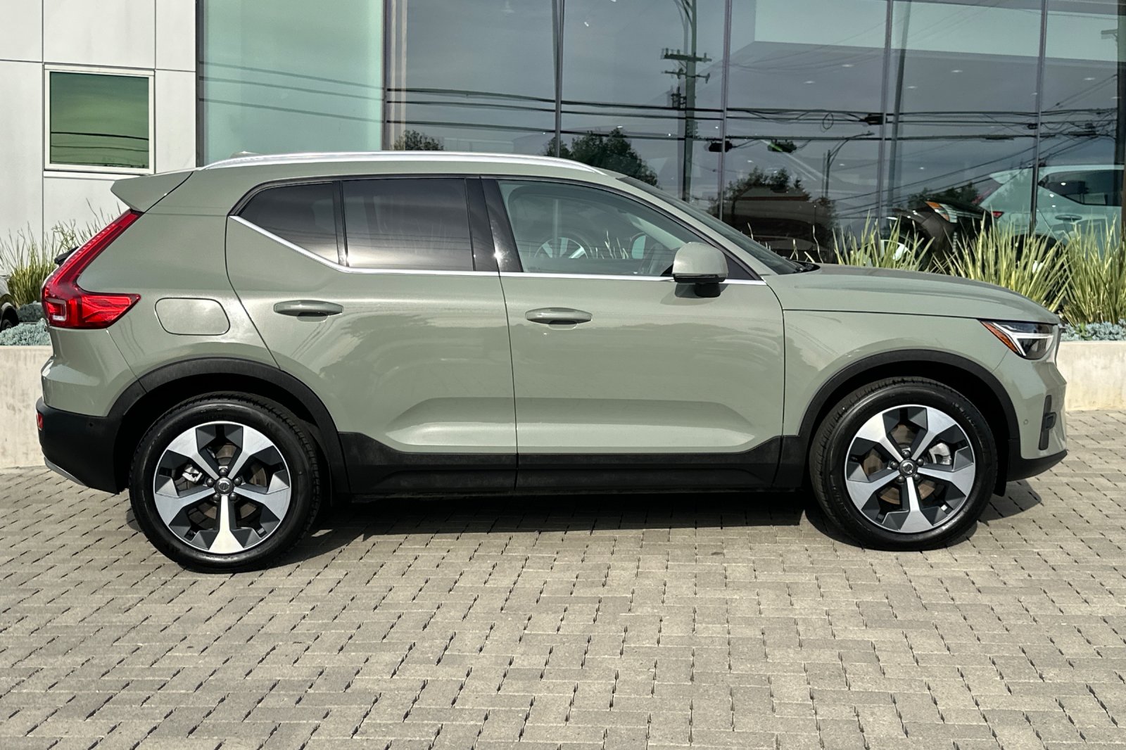 2025 Volvo XC40 B5 Plus Bright Theme photo 2