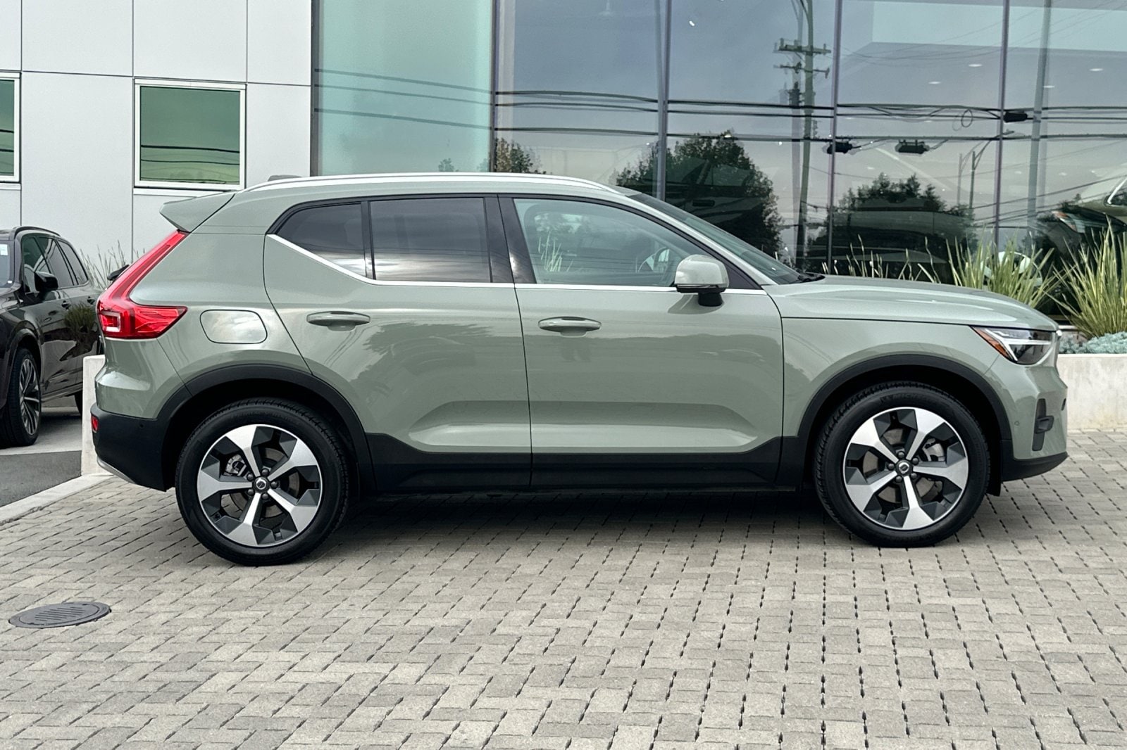 2025 Volvo XC40 B5 Plus Bright Theme photo 2