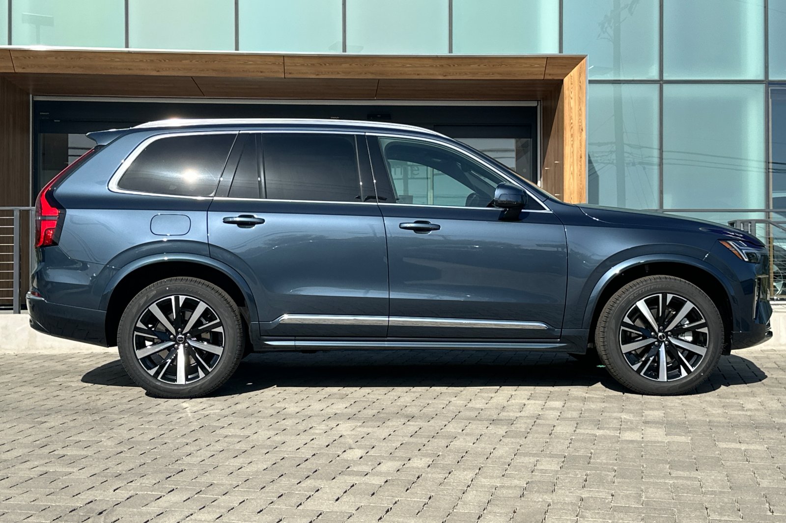 2025 Volvo XC90 Core photo 3