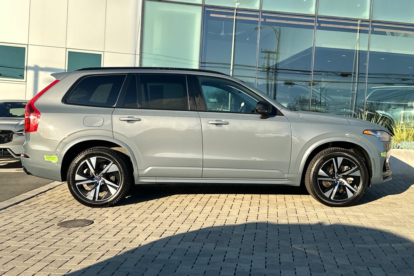 2023 Volvo XC90 Recharge Plug-In Hybrid Plus Dark 7-Seater photo 2