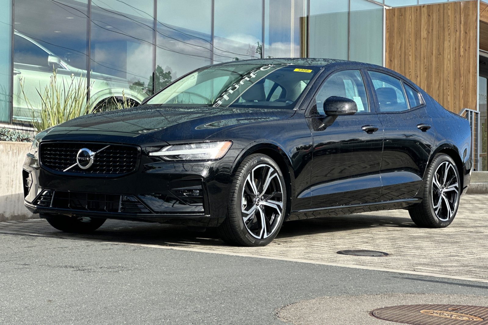 2023 Volvo S60 B5 AWD Core Dark photo 3