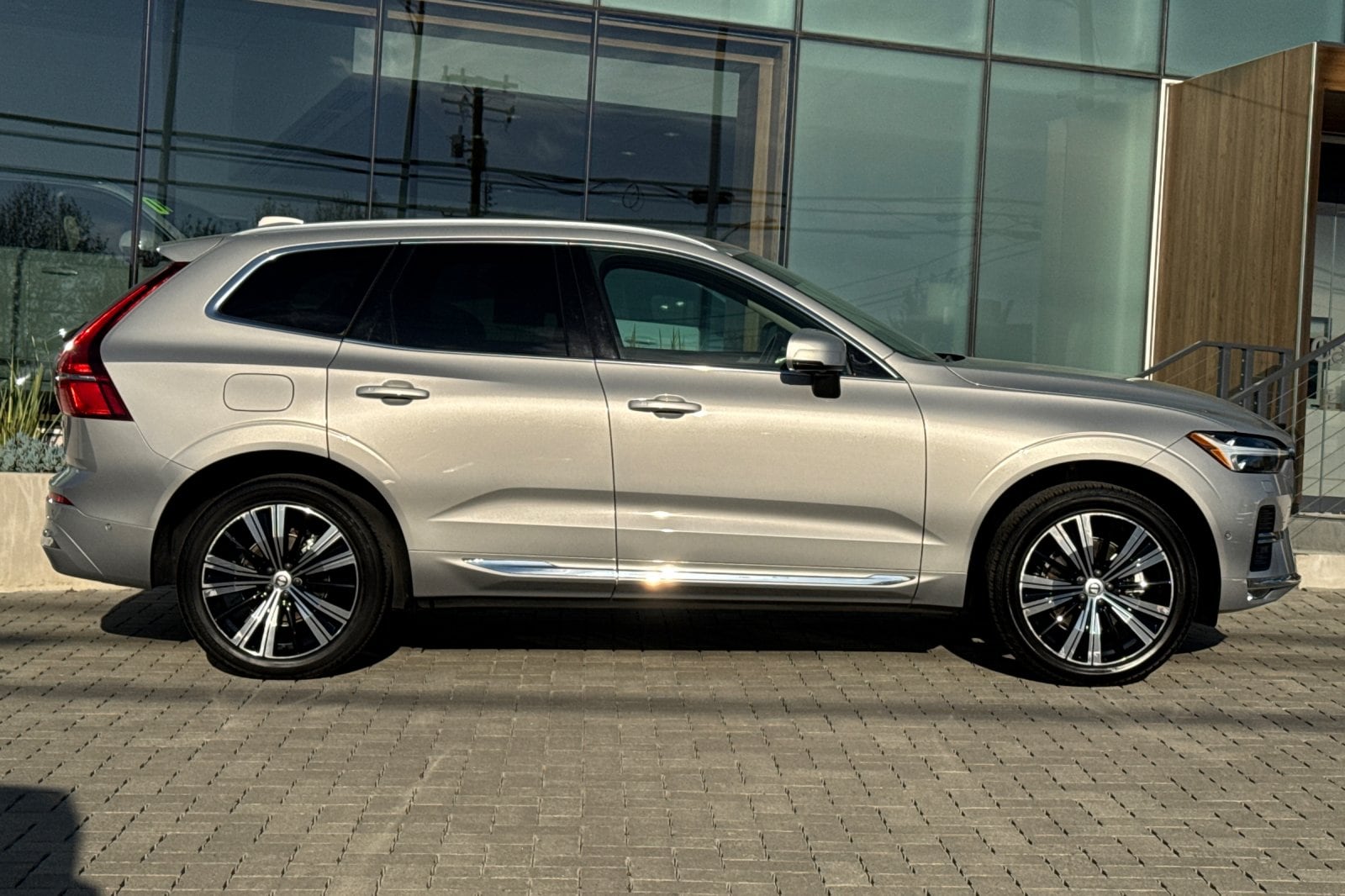 2023 Volvo XC60 B5 FWD Ultimate Bright photo 2