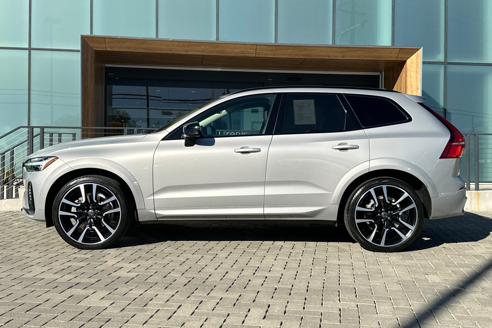 2023 Volvo XC60 B6 AWD Ultimate Dark photo 3