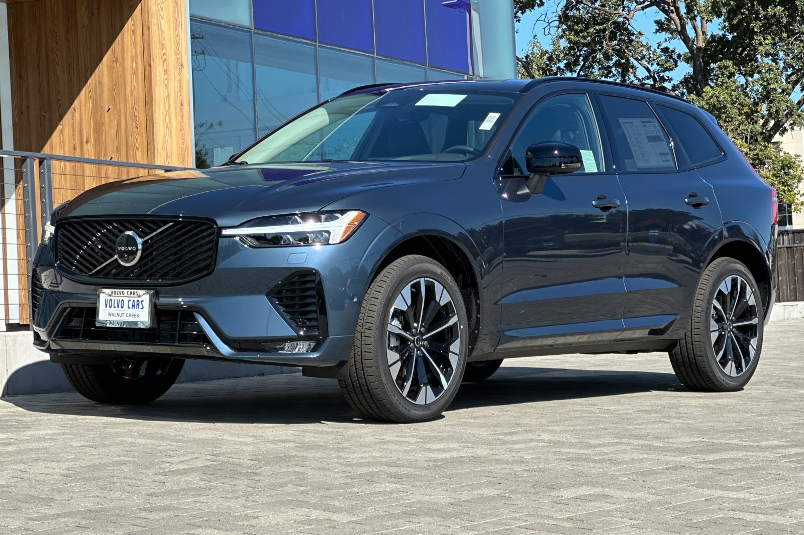 2026 Volvo XC60 Plus - Photo 8