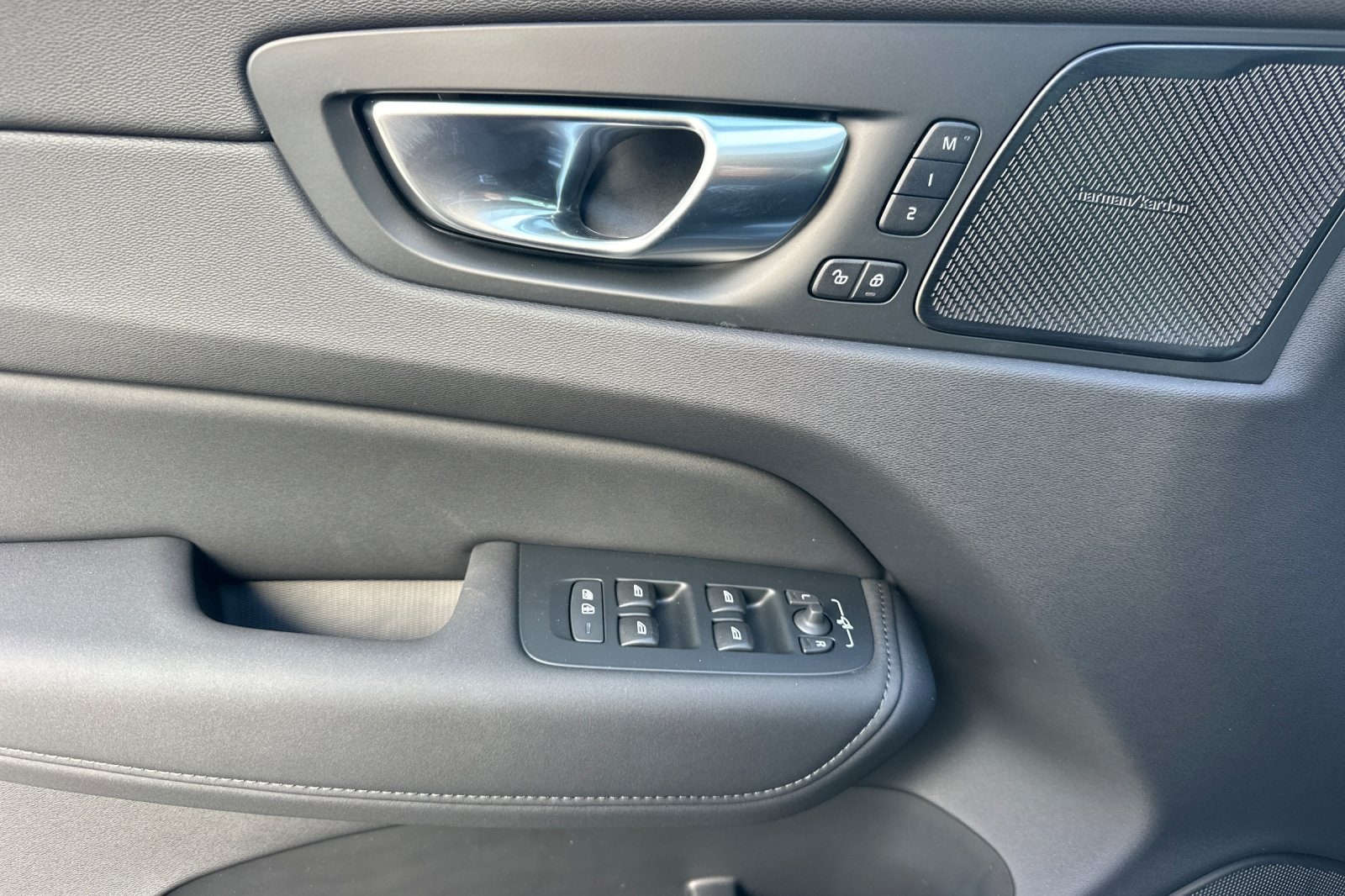 2026 Volvo XC60 Plus - Photo 11