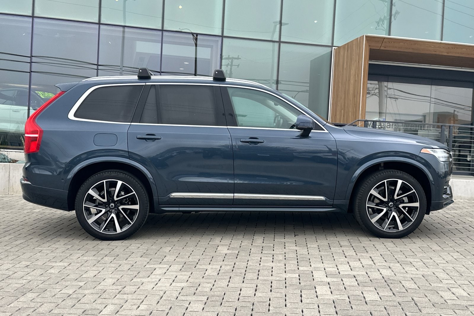 2023 Volvo XC90 B6 AWD Plus 6-Seater photo 2