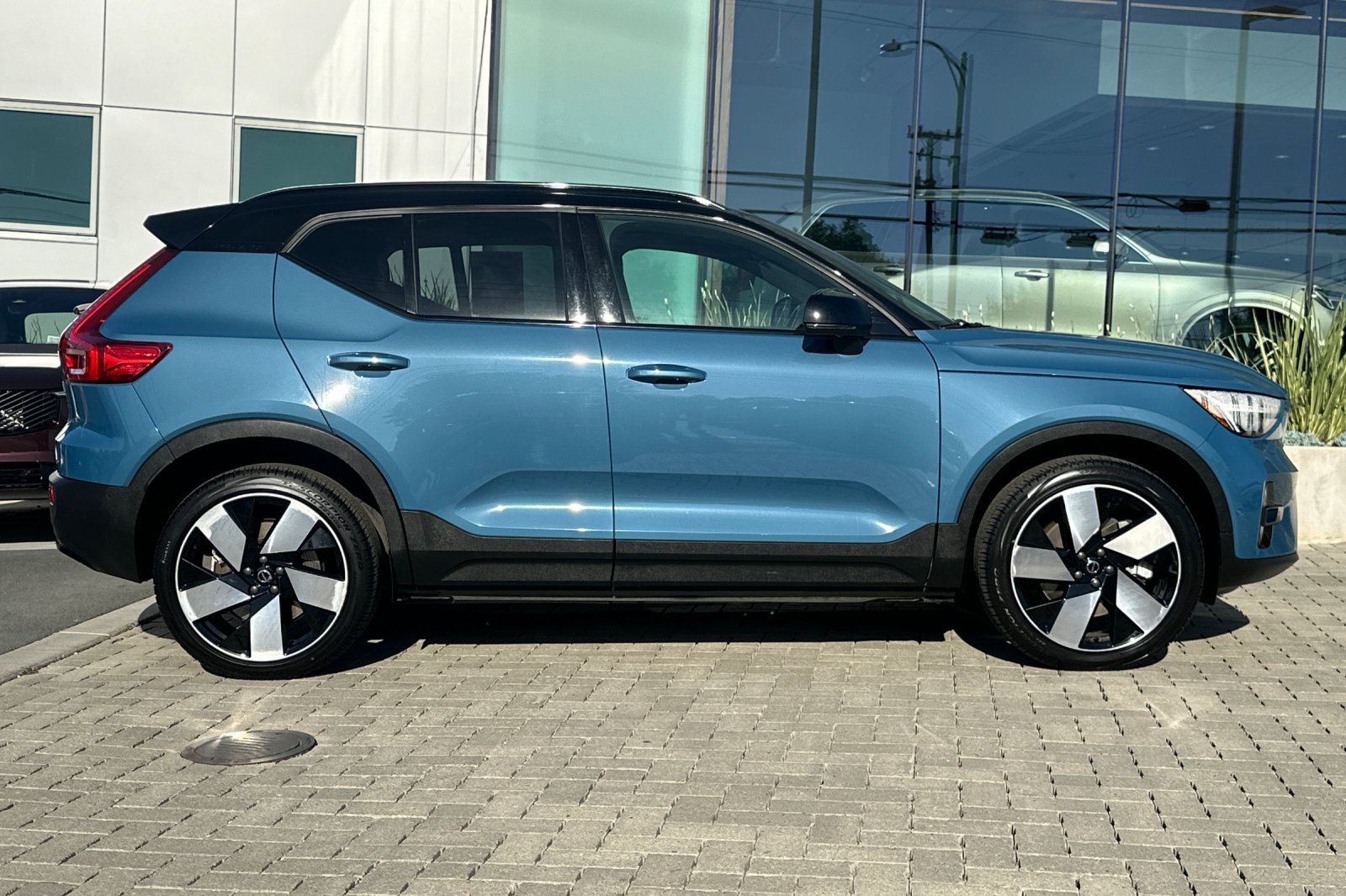 2023 Volvo XC40 Recharge Pure Electric Ultimate photo 2