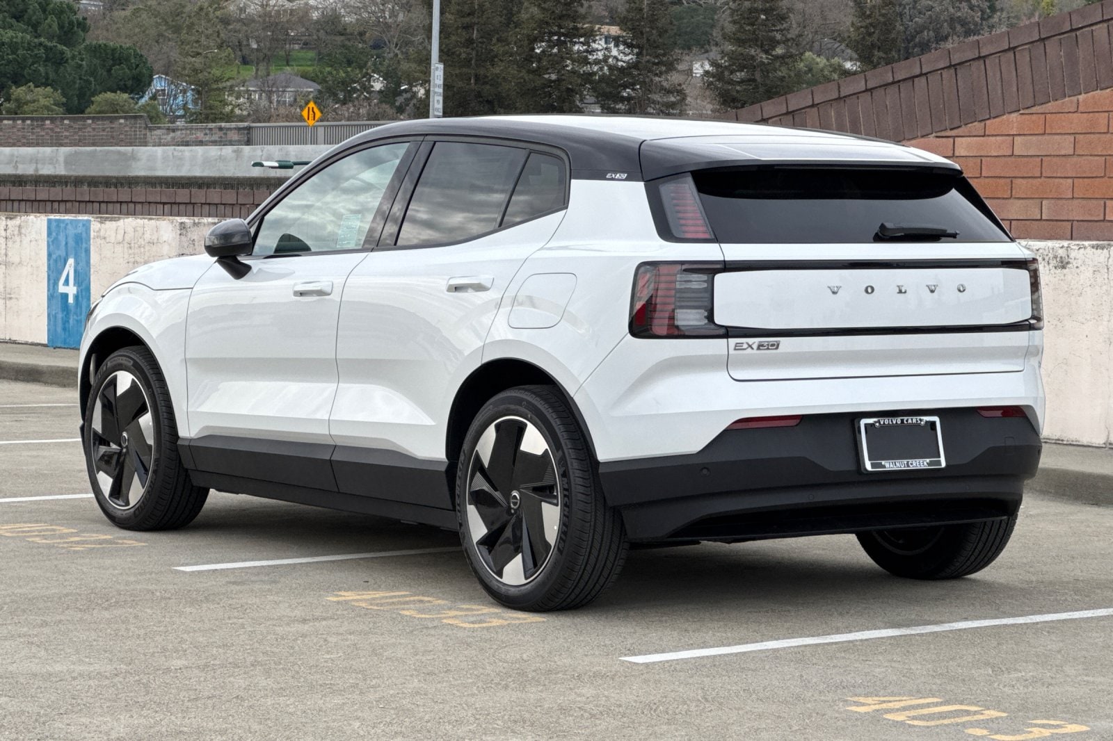 しろ　EV-30 Volvo EX30 EV: LFP version not offered to US is greener pick