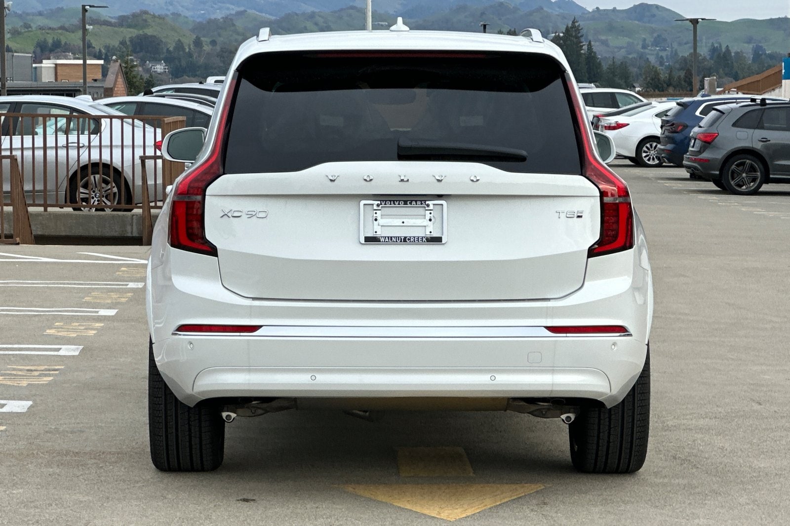 2025 Volvo XC90 plug-in hybrid T8 (2025.5) Plus 7-Seater photo 4