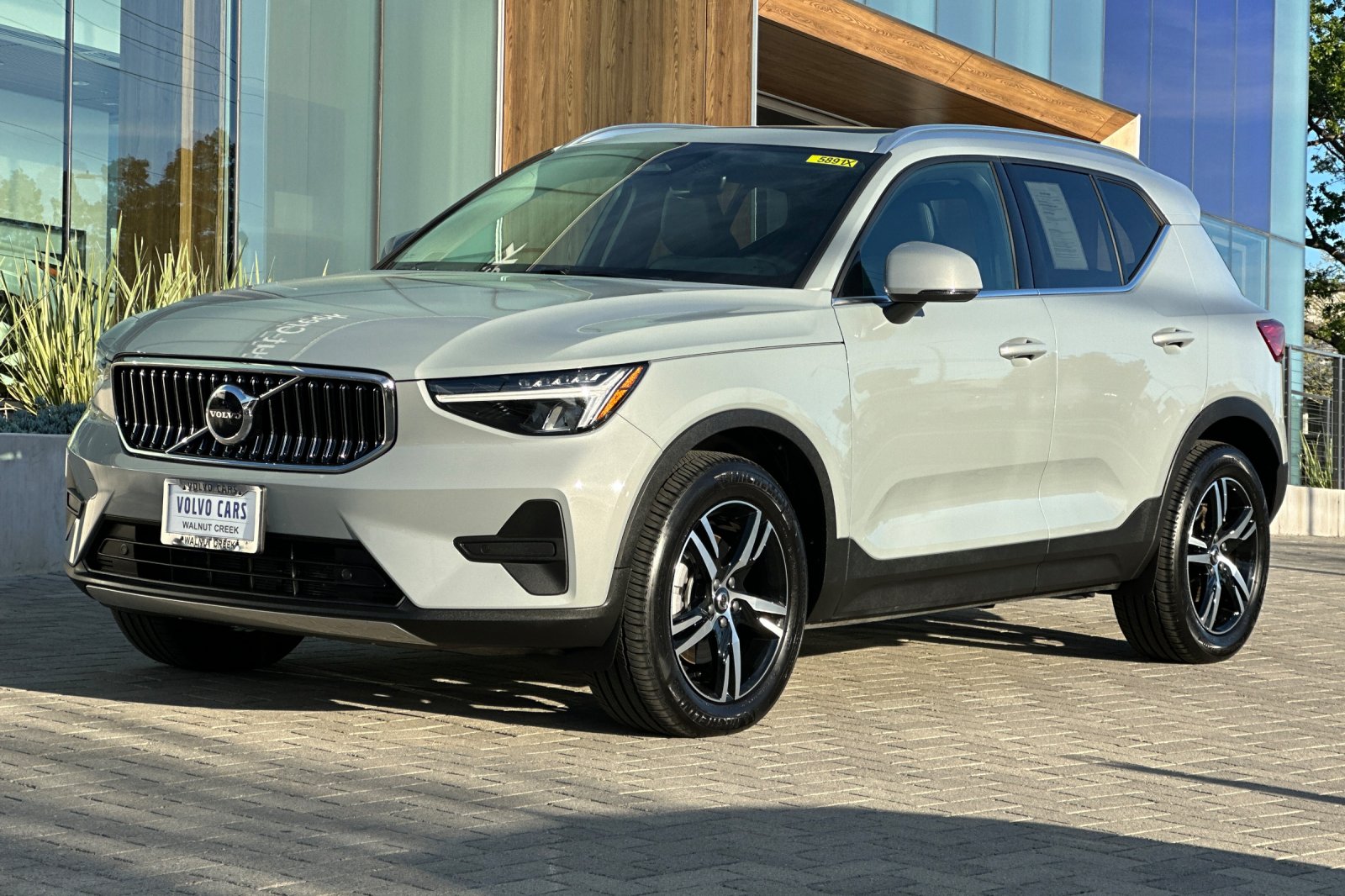 2025 Volvo XC40 B5 Core Bright Theme photo 3