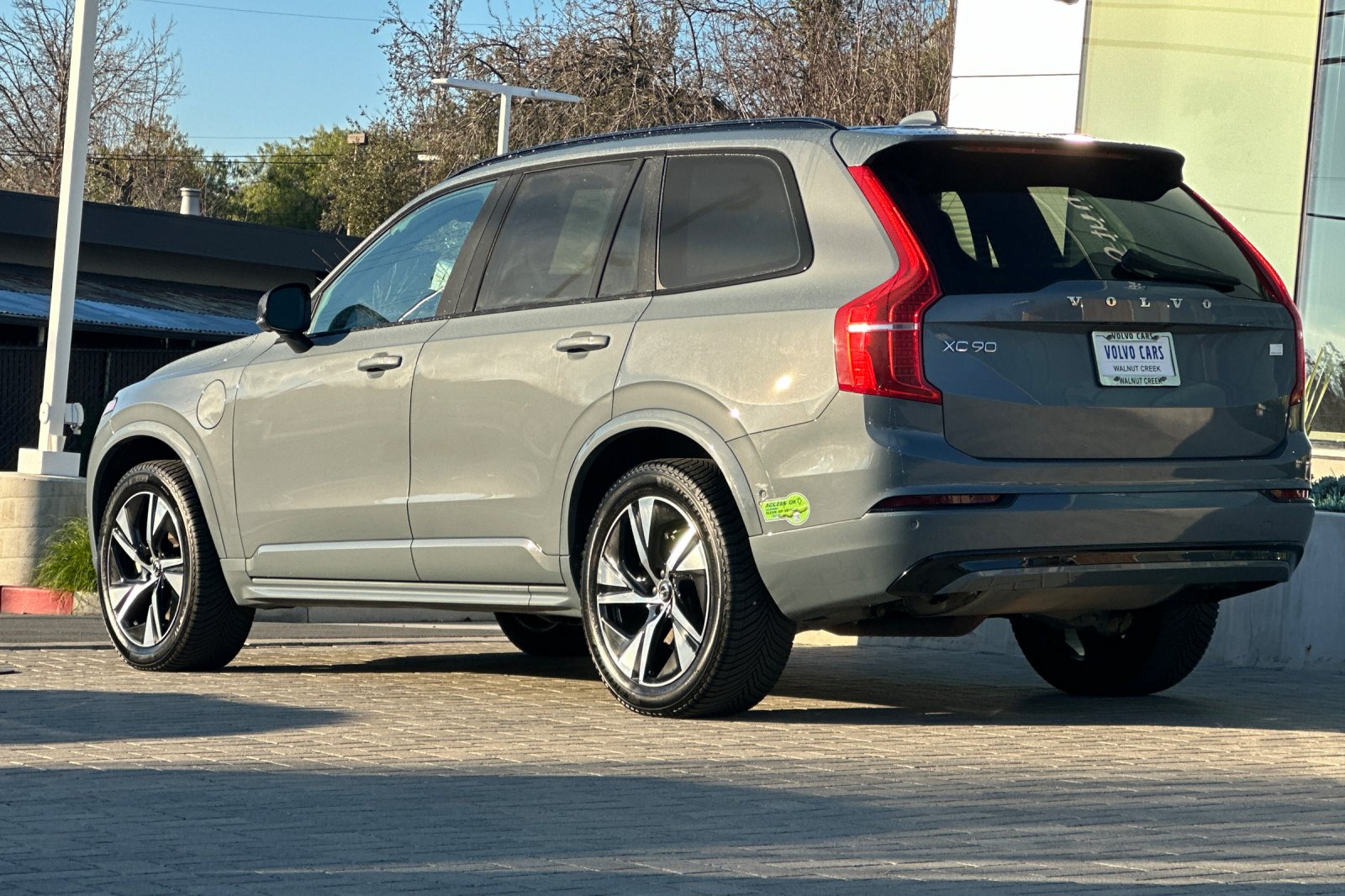 2023 Volvo XC90 Recharge Plug-In Hybrid Plus Dark 7-Seater photo 5