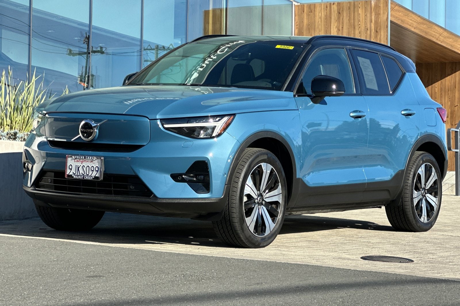 2023 Volvo XC40 Recharge Pure Electric Plus photo 3