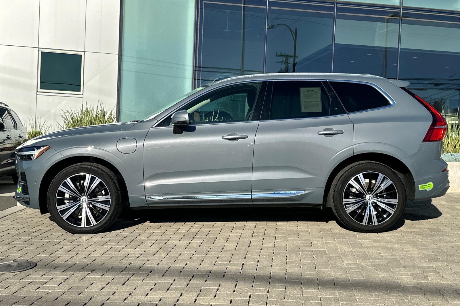 2023 Volvo XC60 Recharge Plug-In Hybrid Plus Bright photo 3