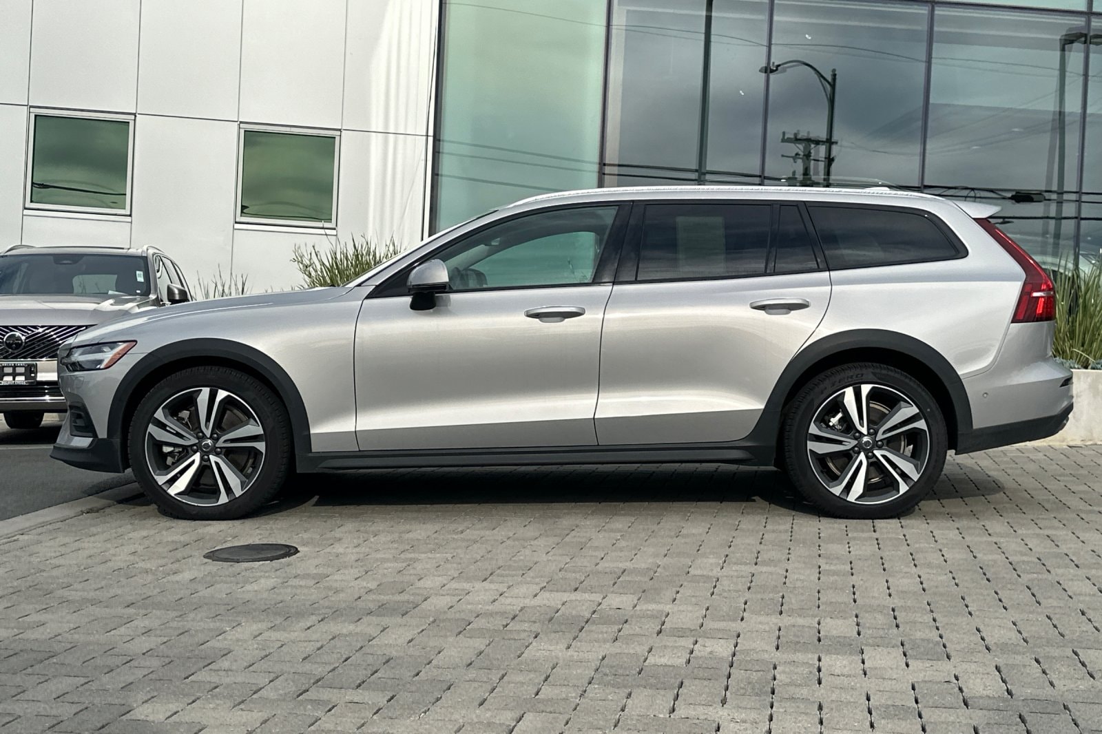 2025 Volvo V60 Cross Country B5 Plus photo 6