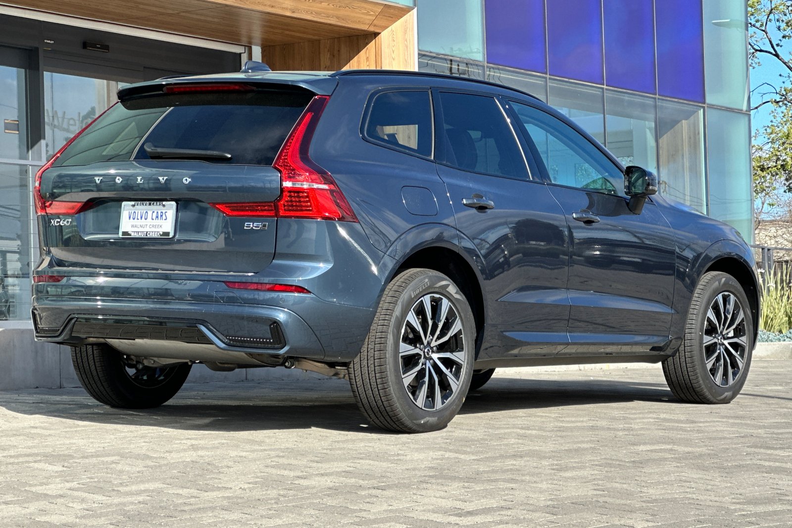 2025 Volvo XC60 B5 Core photo 2