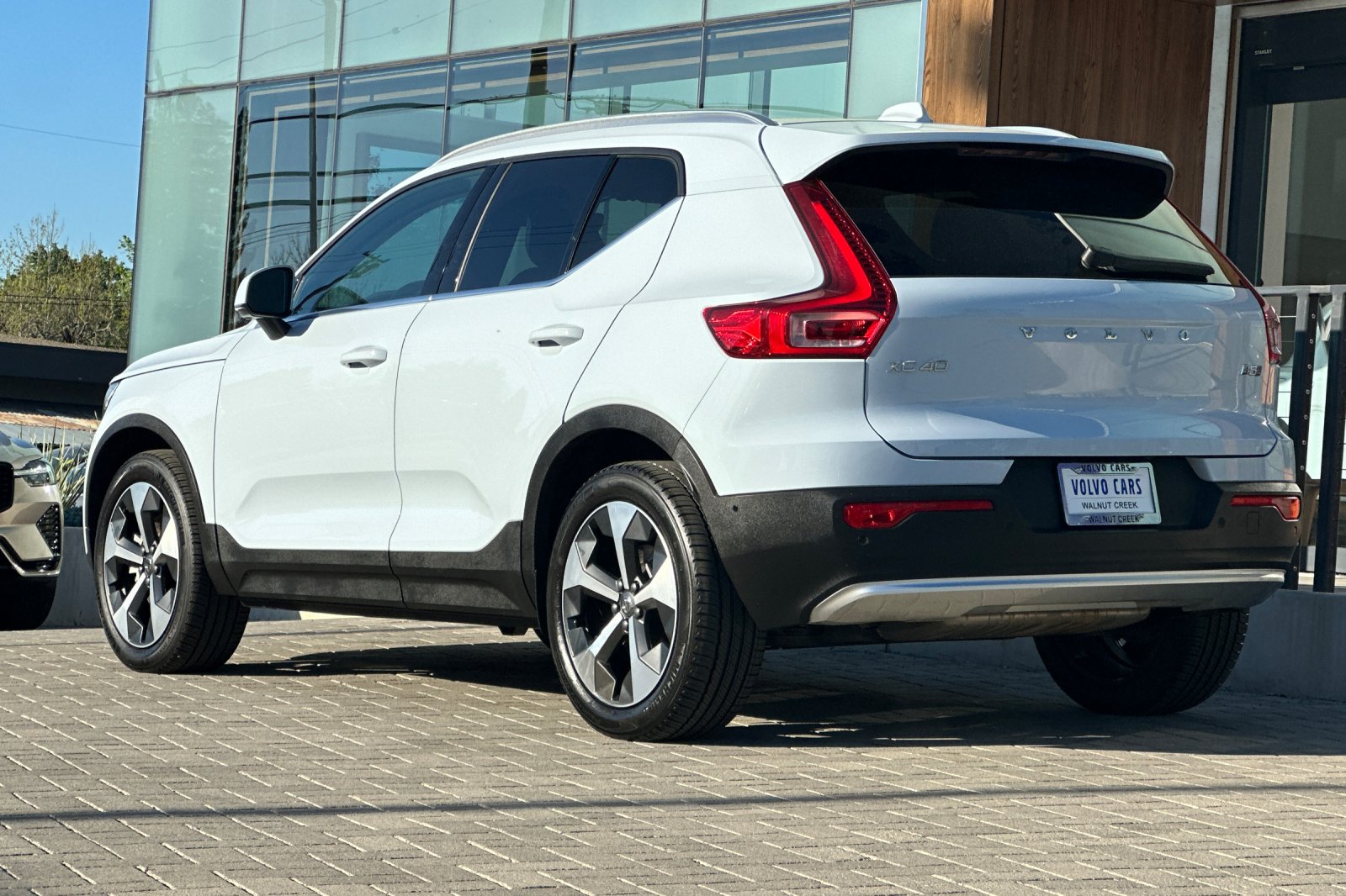 2025 Volvo XC40 B5 Plus Bright Theme photo 5