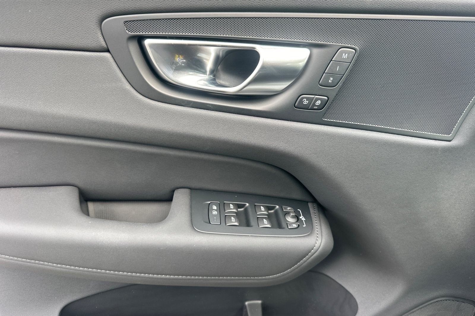 2026 Volvo XC60 Plus - Photo 11