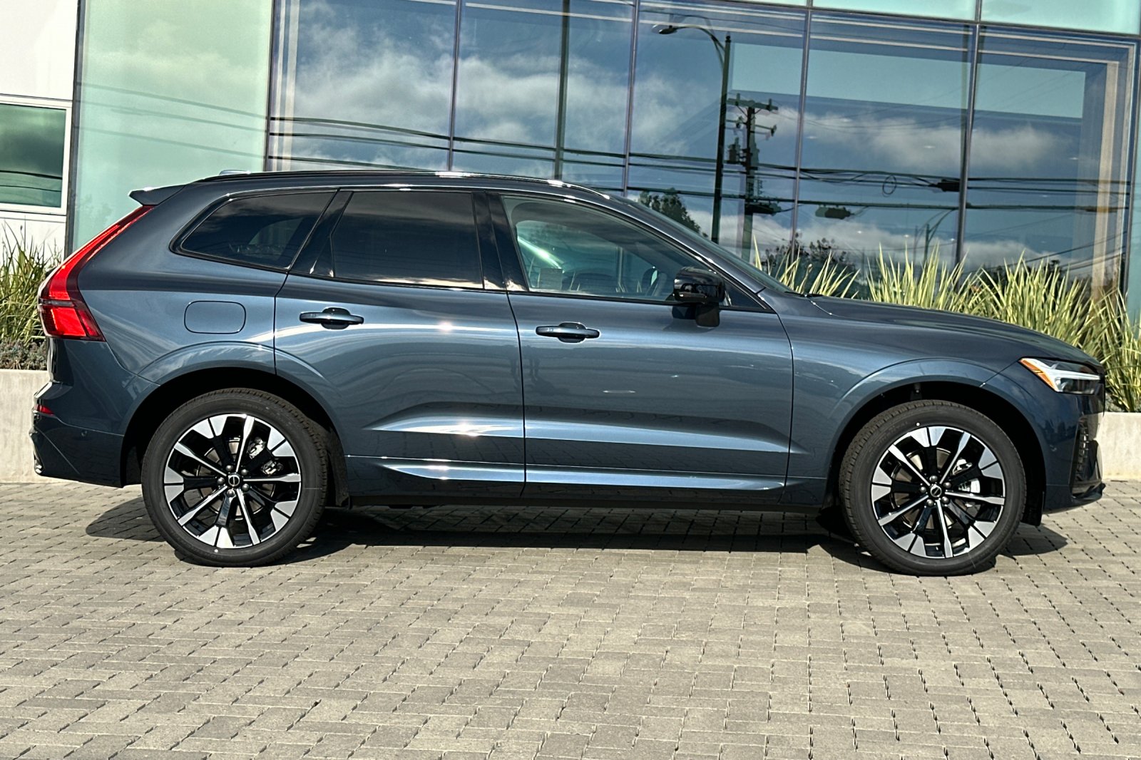 2026 Volvo XC60 B5 Plus photo 3