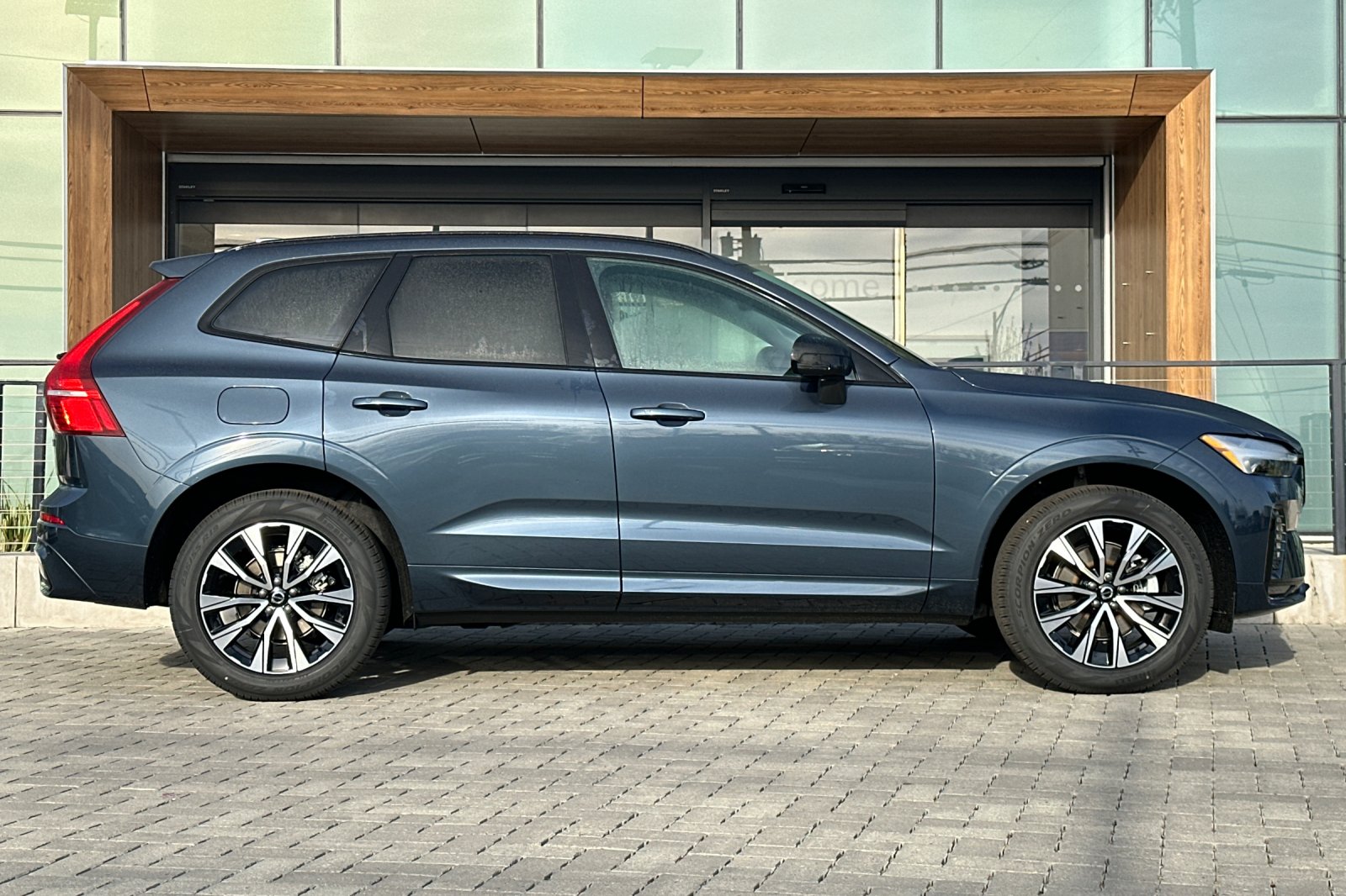 2025 Volvo XC60 B5 Core photo 3