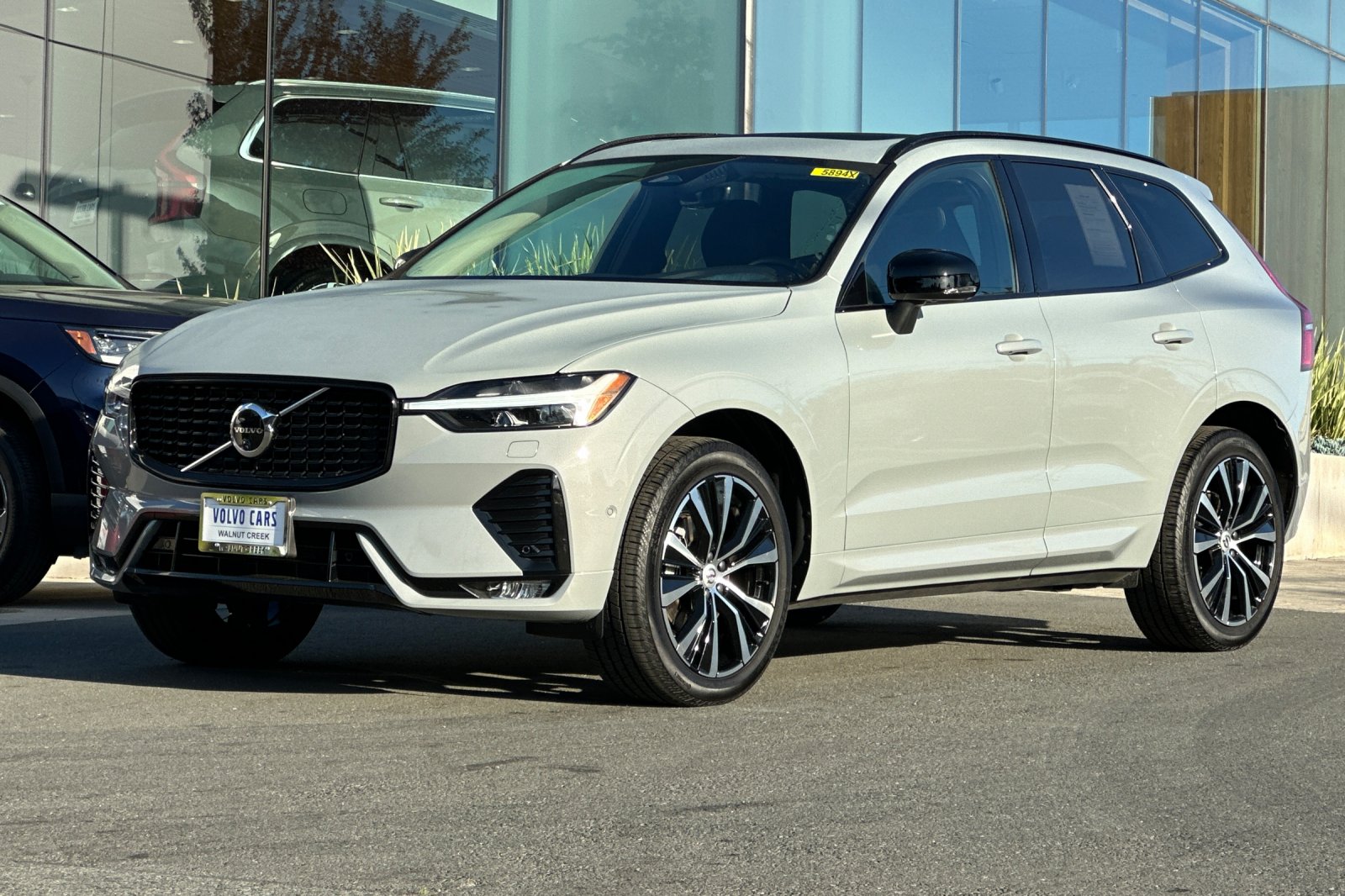 2025 Volvo XC60 B5 Plus photo 3