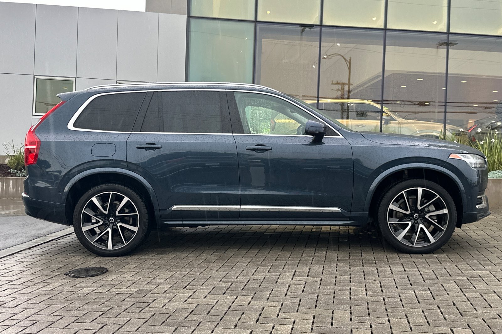 2023 Volvo XC90 B6 AWD Plus 6-Seater photo 2