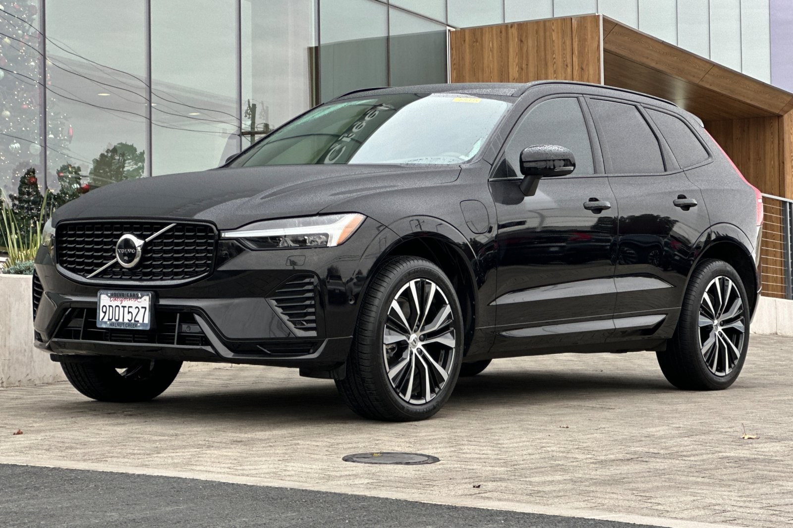 2023 Volvo XC60 Recharge Plug-In Hybrid Plus Dark photo 3