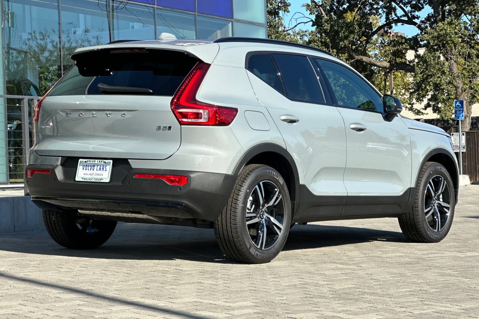 2026 Volvo XC40 Core photo 3