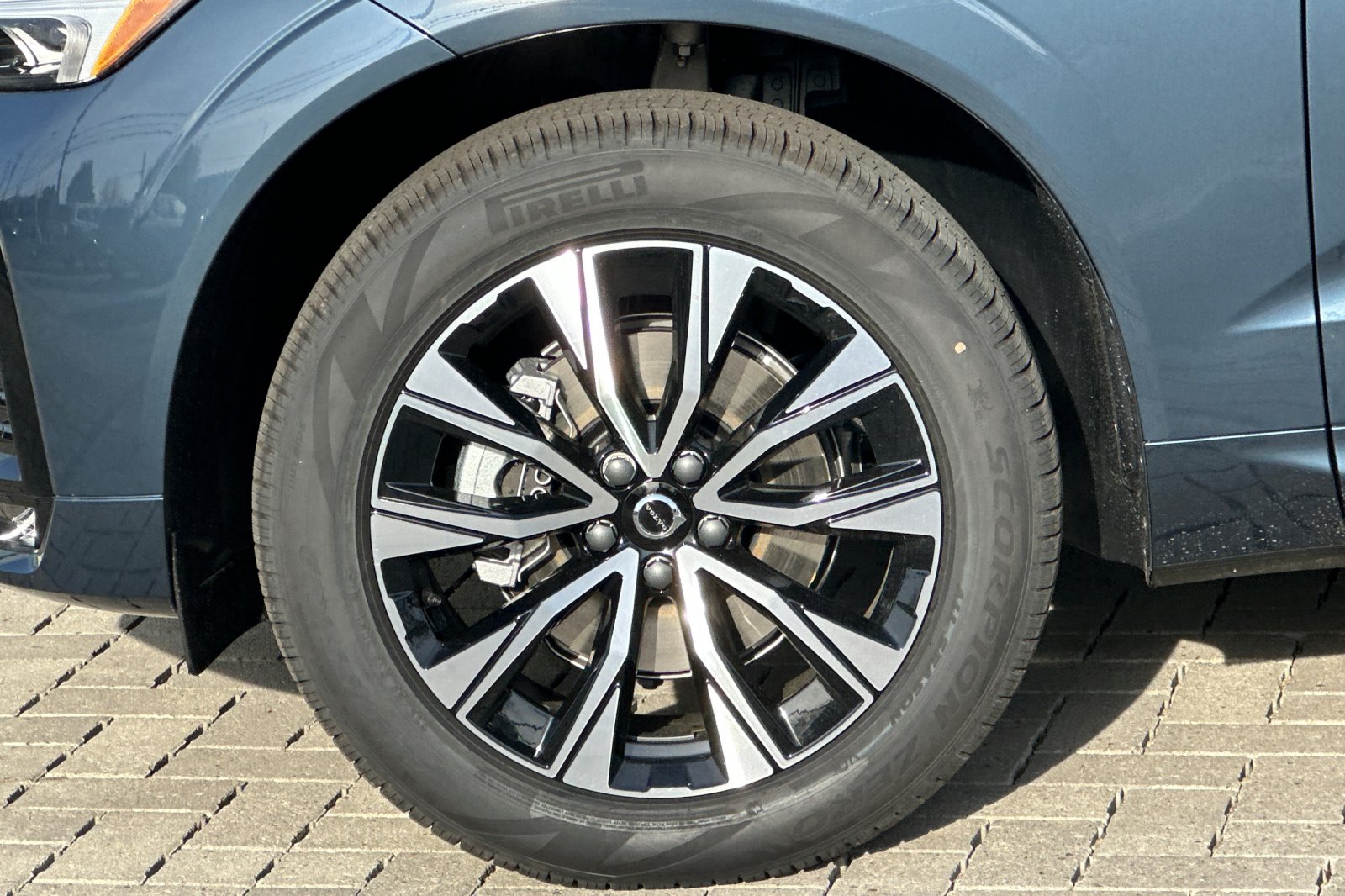 2025 Volvo XC60 Core - Photo 25