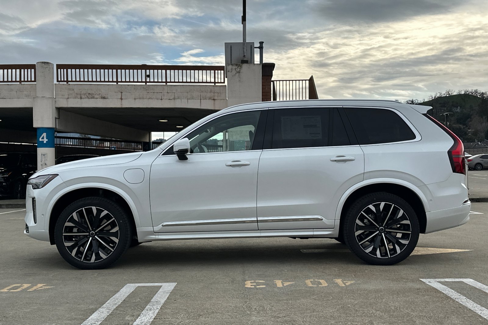 2025 Volvo XC90 plug-in hybrid T8 (2025.5) Plus 7-Seater photo 6