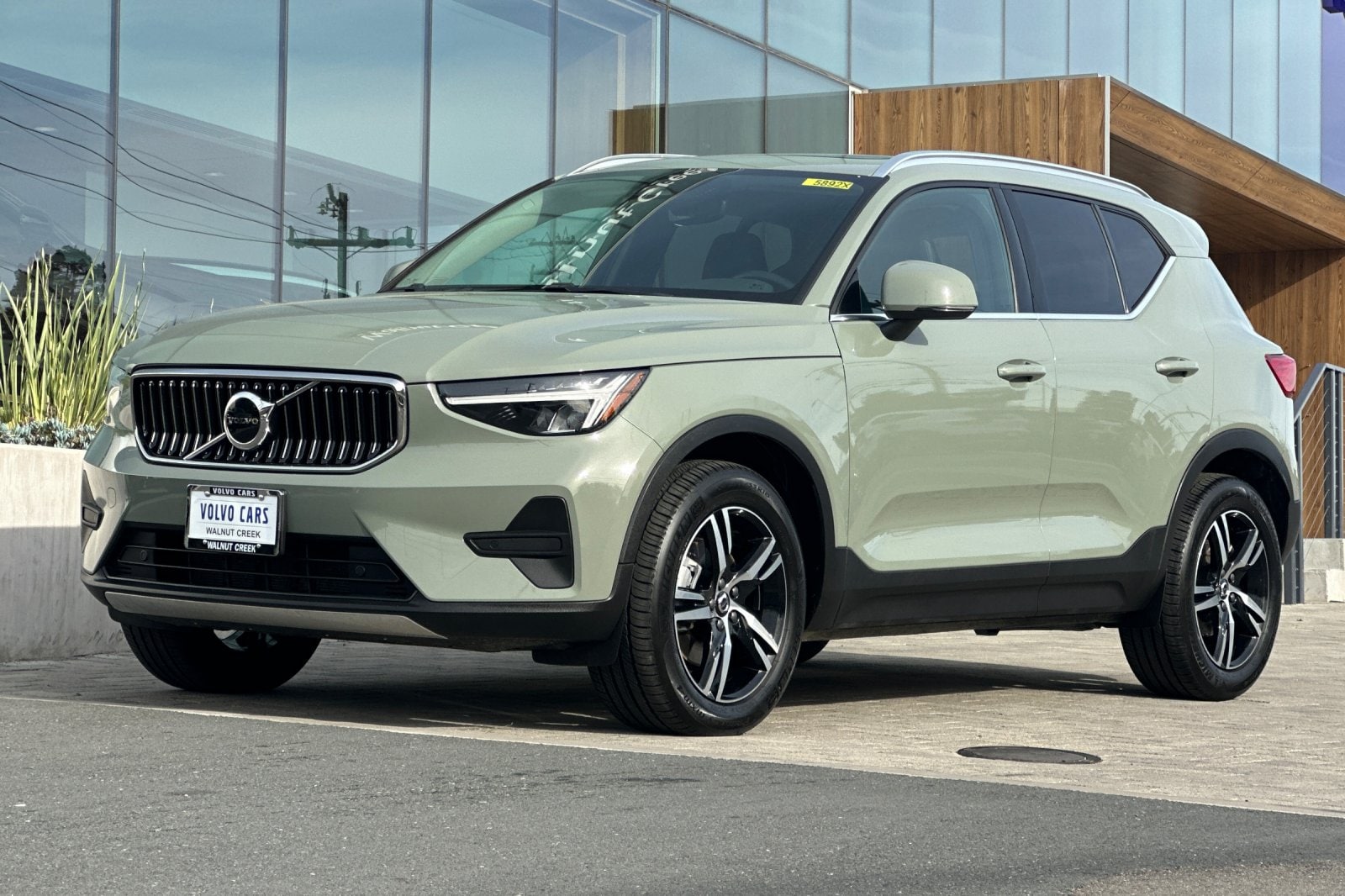 2025 Volvo XC40 B5 Core Bright Theme photo 3