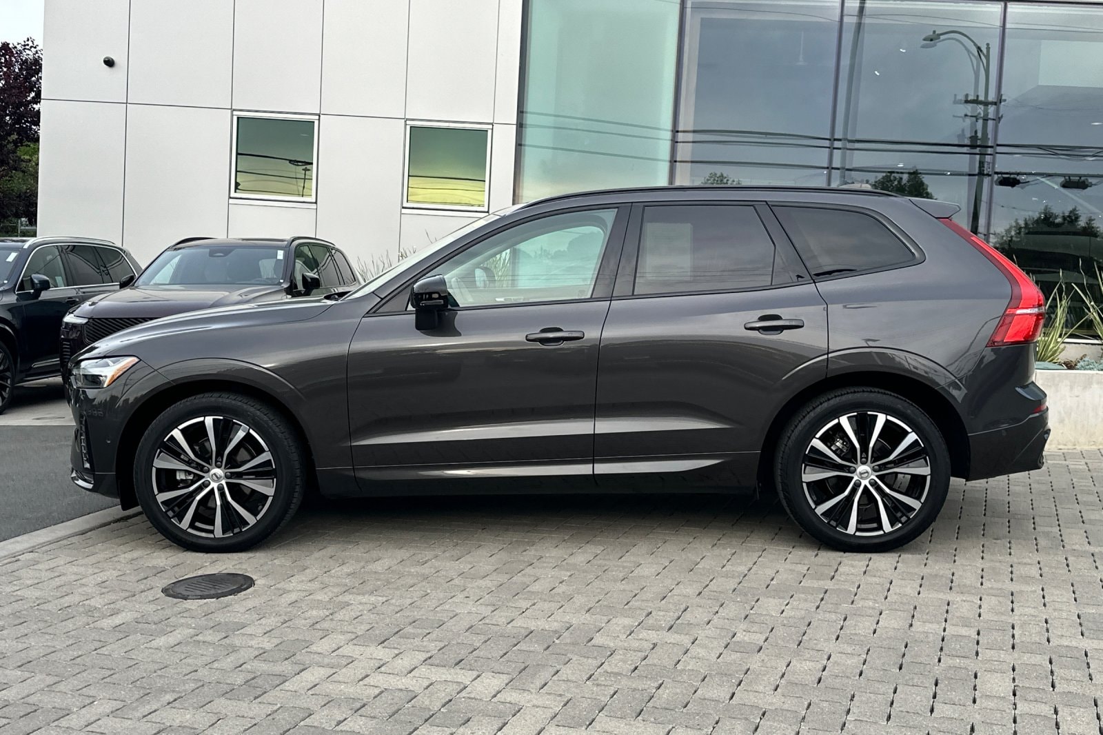 2023 Volvo XC60 B5 AWD Plus Dark photo 6
