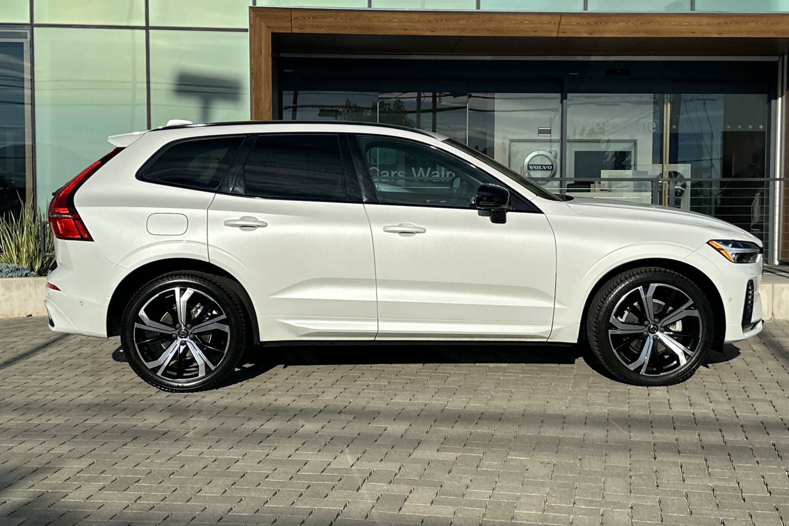 2023 Volvo XC60 B5 AWD Ultimate Dark photo 2