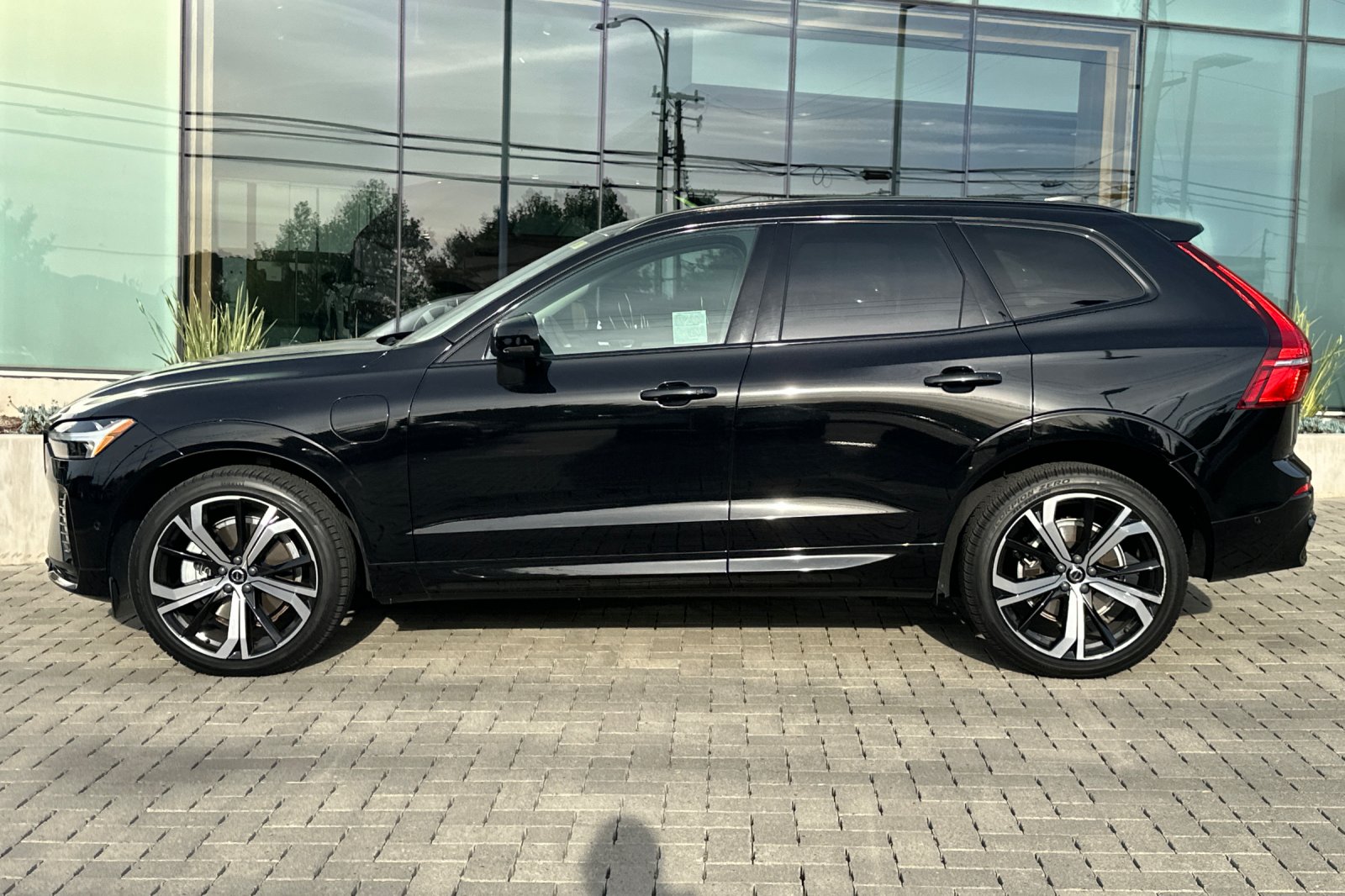 2023 Volvo XC60 Recharge Plug-In Hybrid Ultimate Dark photo 6