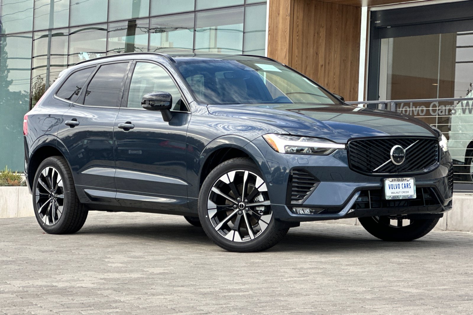 2026 Volvo XC60 B5 Plus photo 2