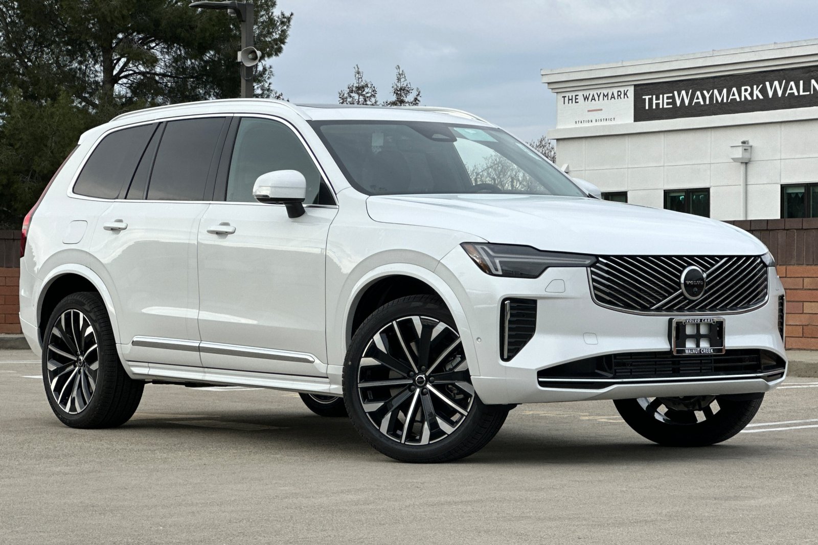 2025 Volvo XC90 T8 Plus photo 2