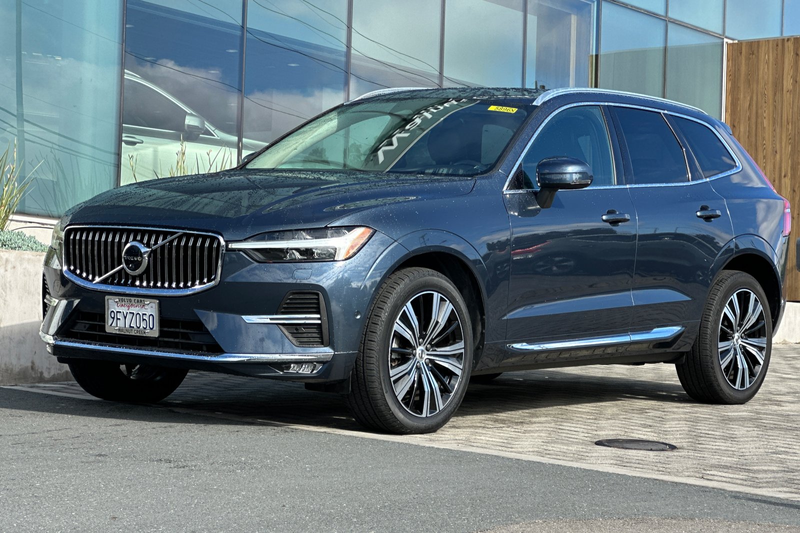 2023 Volvo XC60 B5 AWD Ultimate Bright photo 3
