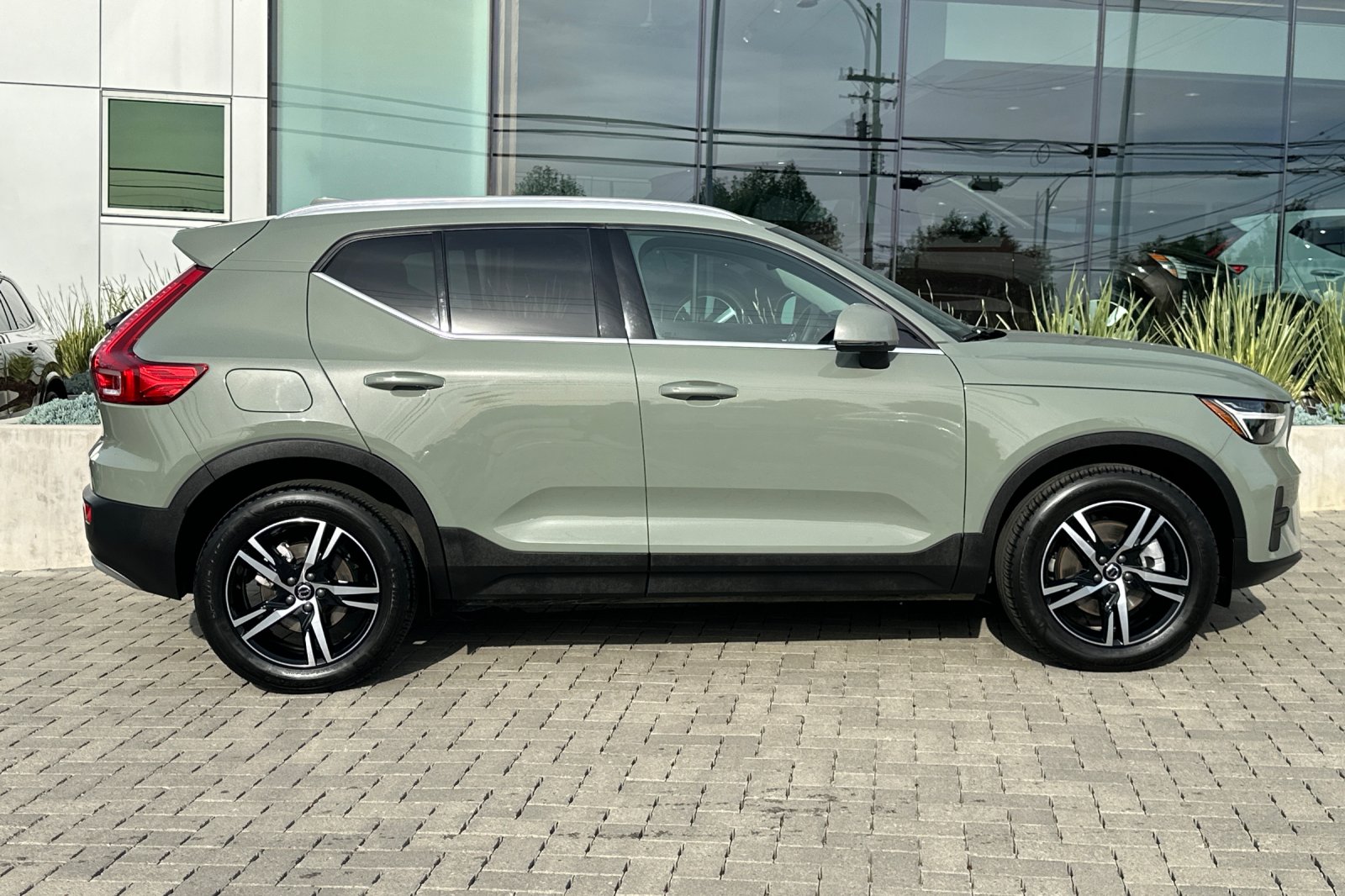 2025 Volvo XC40 B5 Core Bright Theme photo 2