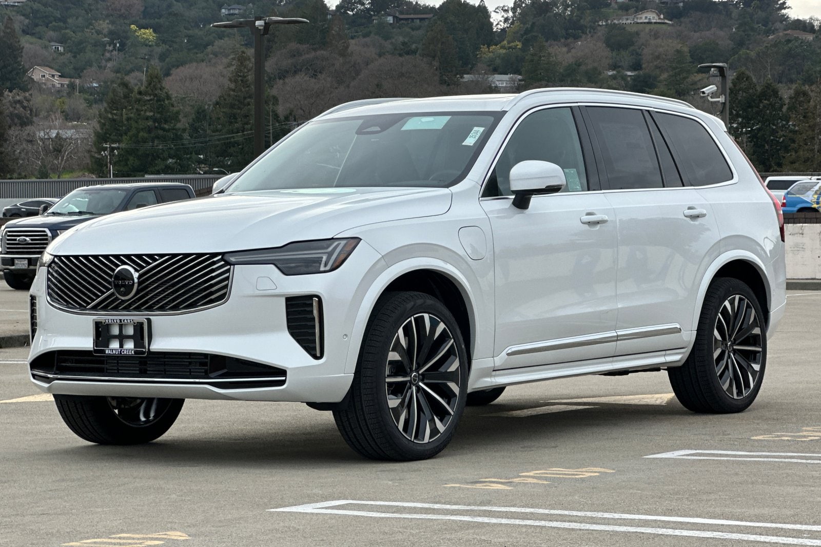 2025 Volvo XC90 plug-in hybrid T8 (2025.5) Plus 7-Seater photo 3