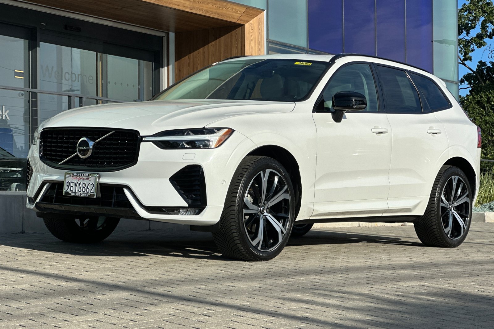 2023 Volvo XC60 B5 AWD Ultimate Dark photo 3