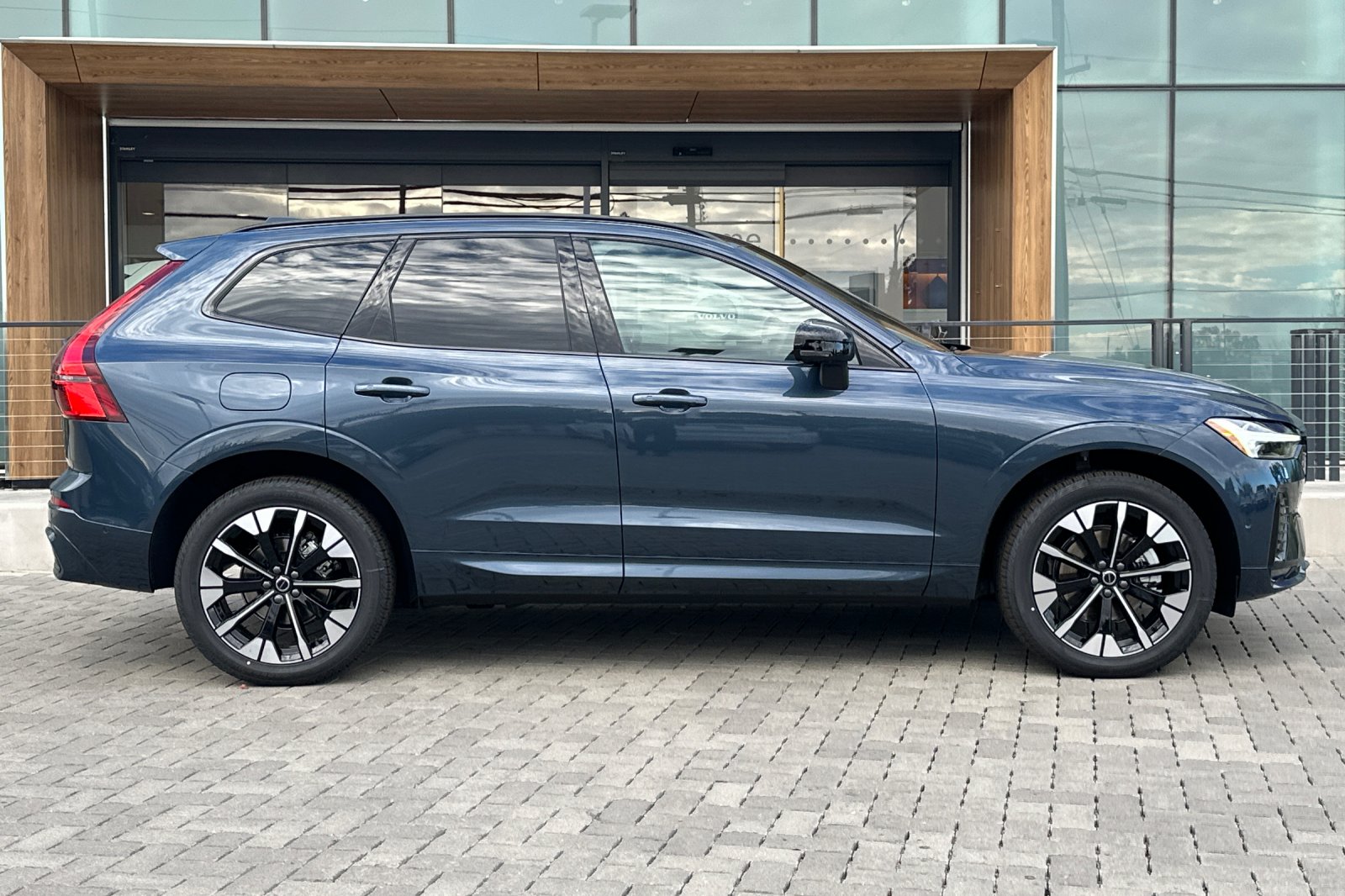 2026 Volvo XC60 B5 Plus photo 3